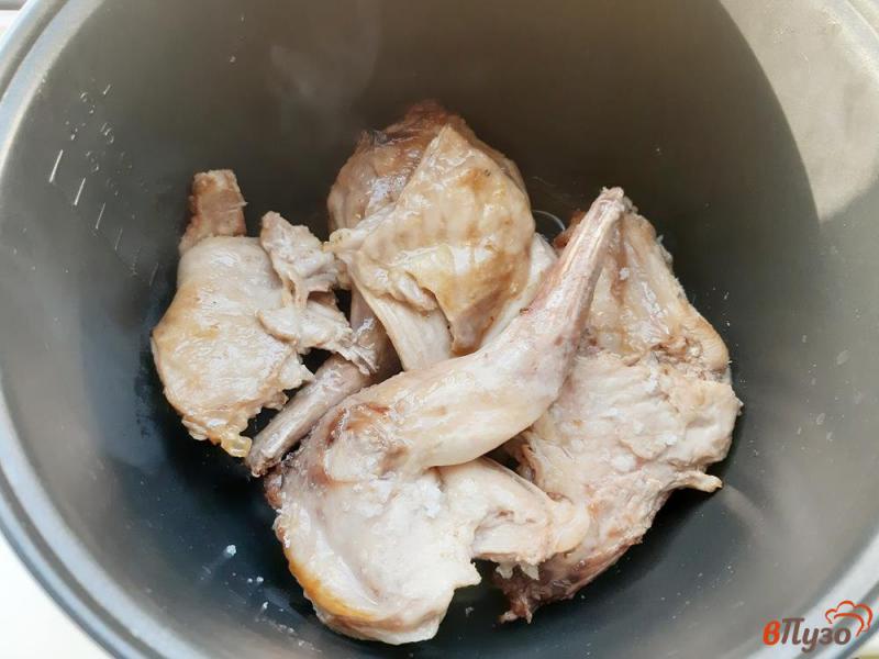 Фото приготовление рецепта: Кролик тушеный в сметане шаг №5