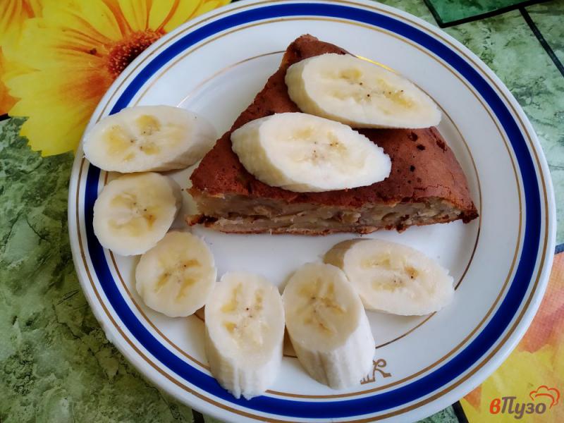 Фото приготовление рецепта: Бананово-ореховый пирог шаг №11