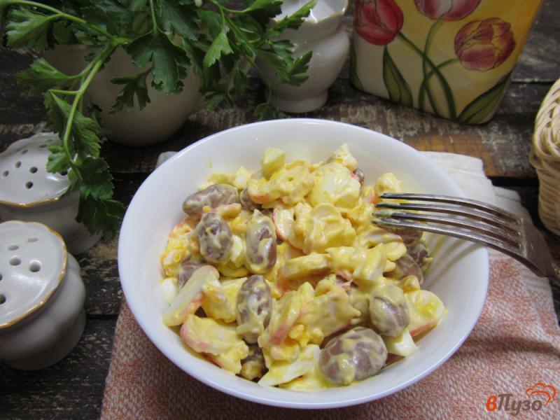 Фото приготовление рецепта: Салат из фасоли с крабовыми палочками шаг №5