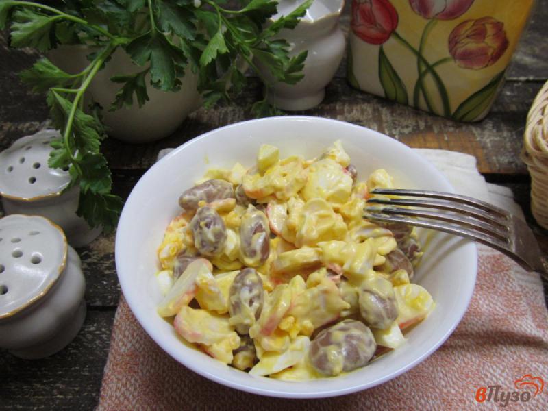 Фото приготовление рецепта: Салат из фасоли с крабовыми палочками шаг №6