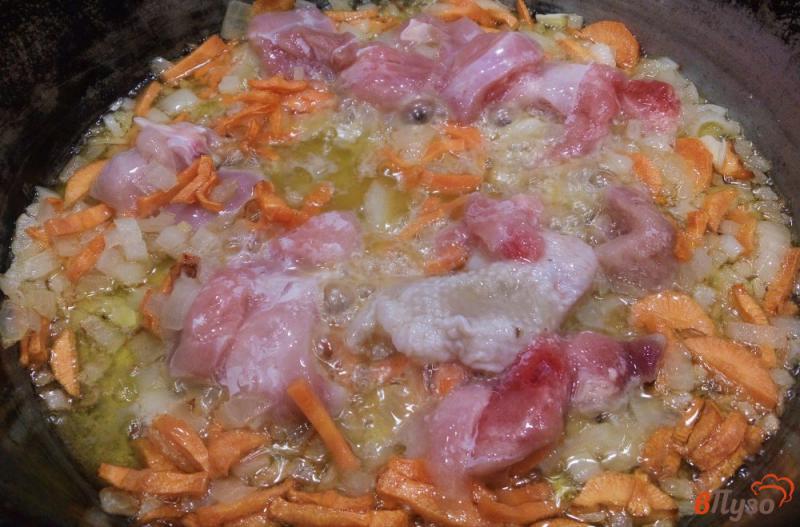 Фото приготовление рецепта: Подлива с куриным окорочком и томатным соусом шаг №4
