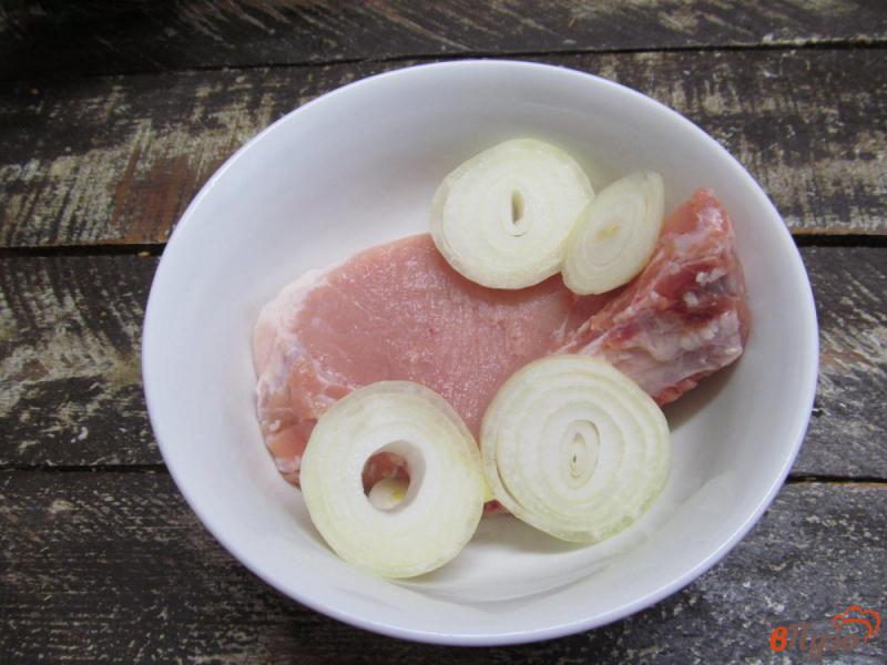 Фото приготовление рецепта: Свиной стейк на косточке с луком шаг №1