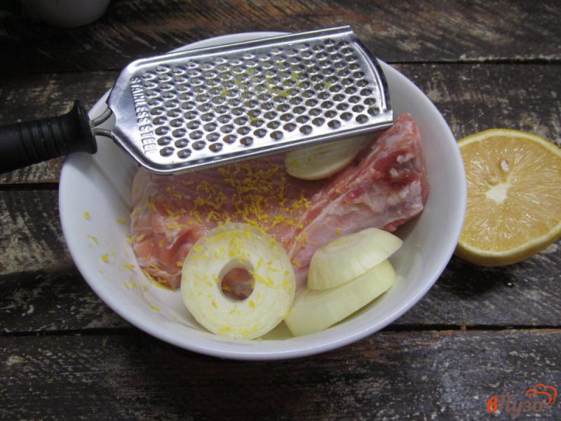 Фото приготовление рецепта: Свиной стейк на косточке с луком шаг №2