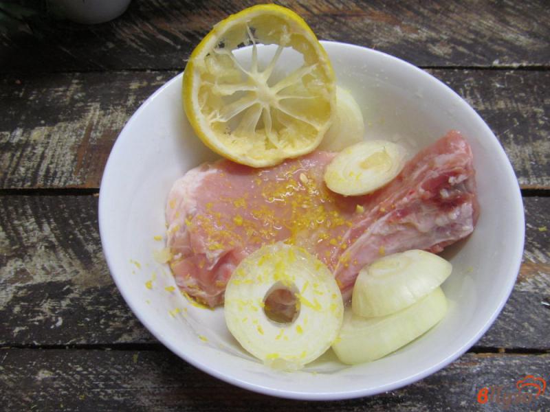 Фото приготовление рецепта: Свиной стейк на косточке с луком шаг №3