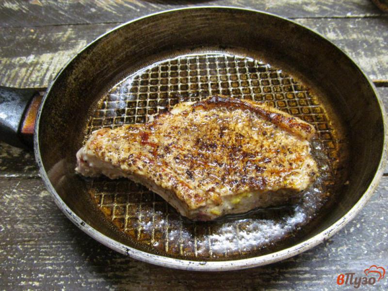 Фото приготовление рецепта: Свиной стейк на косточке с луком шаг №6