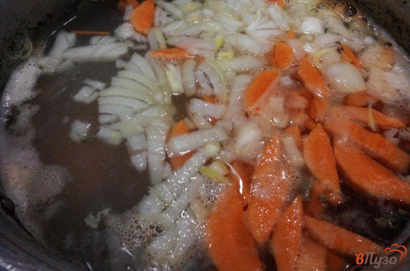 Фото приготовление рецепта: Гороховый суп на курином бульоне с копченым салом шаг №5