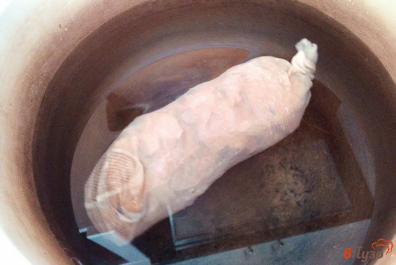 Фото приготовление рецепта: Свиной подчеревок в луковой шелухе и специях шаг №3