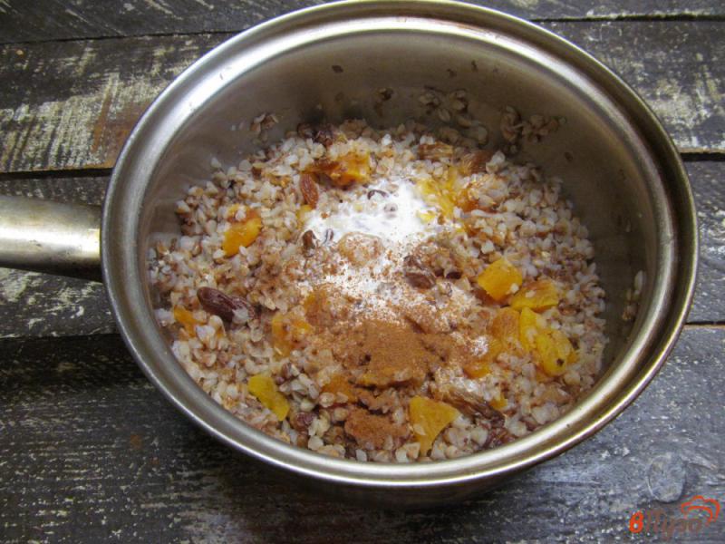 Фото приготовление рецепта: Гречневый пудинг с йогуртом и сухофруктами шаг №4