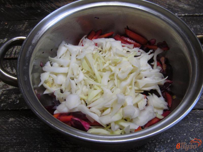 Фото приготовление рецепта: Суп с перловкой капустой и маринованной свеклой шаг №6