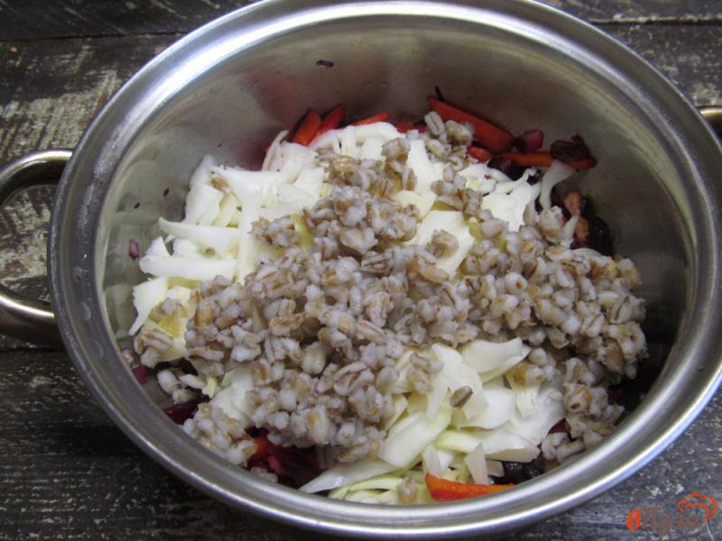 Фото приготовление рецепта: Суп с перловкой капустой и маринованной свеклой шаг №7