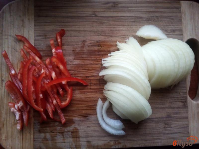 Фото приготовление рецепта: Шампиньоны маринованные с морковью и луком шаг №3