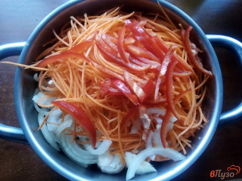 Фото приготовление рецепта: Шампиньоны маринованные с морковью и луком шаг №5