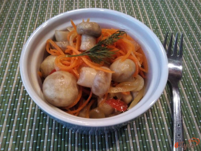 Фото приготовление рецепта: Шампиньоны маринованные с морковью и луком шаг №7