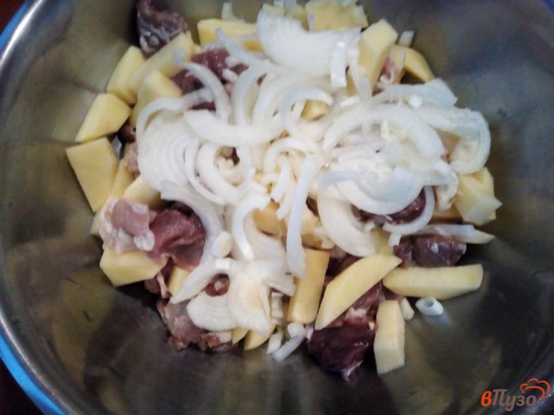Фото приготовление рецепта: Картофель со свининой в духовке шаг №3