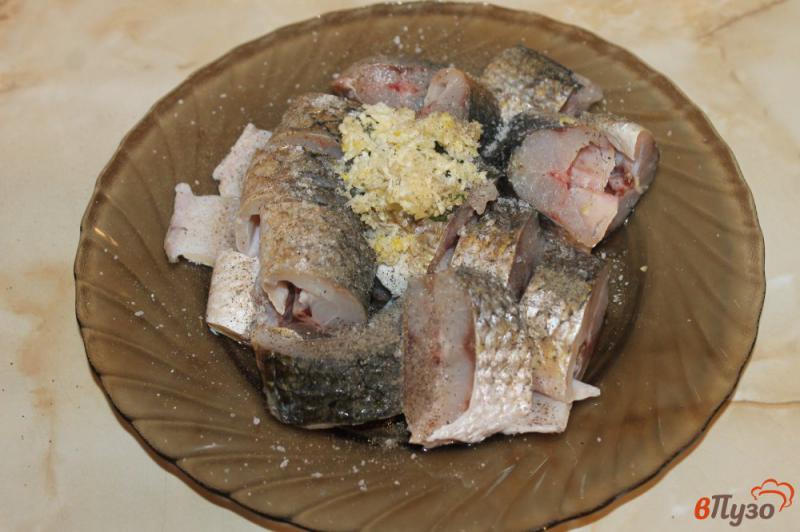 Фото приготовление рецепта: Жареная рыба с чесноком шаг №3