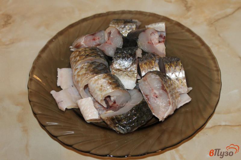 Фото приготовление рецепта: Жареная рыба с чесноком шаг №1