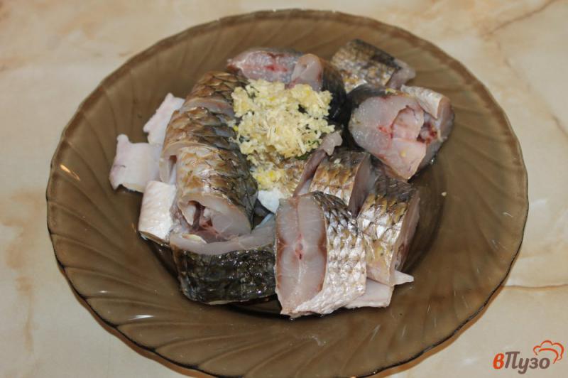 Фото приготовление рецепта: Жареная рыба с чесноком шаг №2