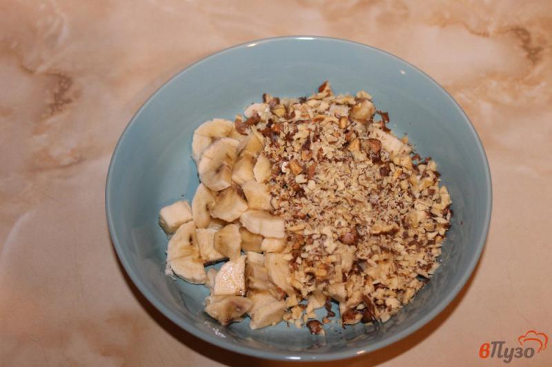 Фото приготовление рецепта: Сладкие блины с орехами бананом и шоколадной пастой шаг №3