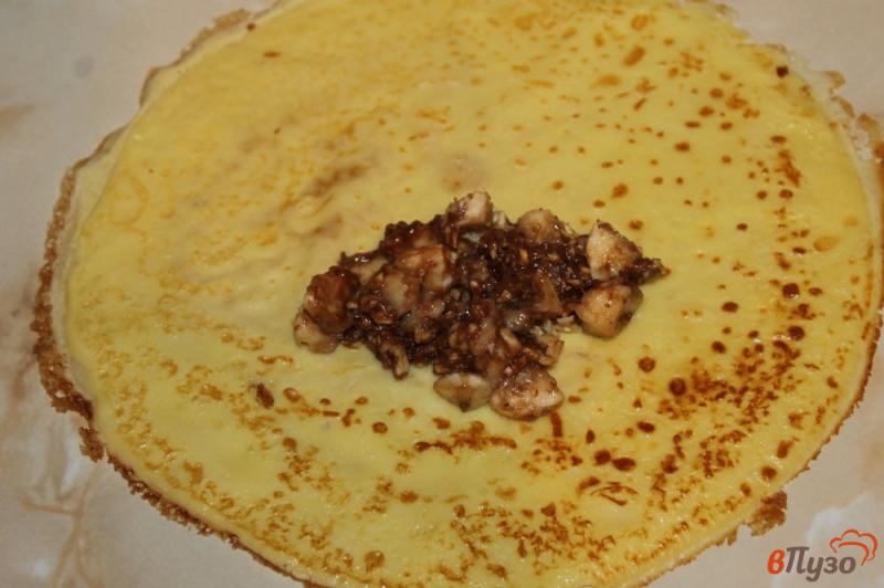 Фото приготовление рецепта: Сладкие блины с орехами бананом и шоколадной пастой шаг №5