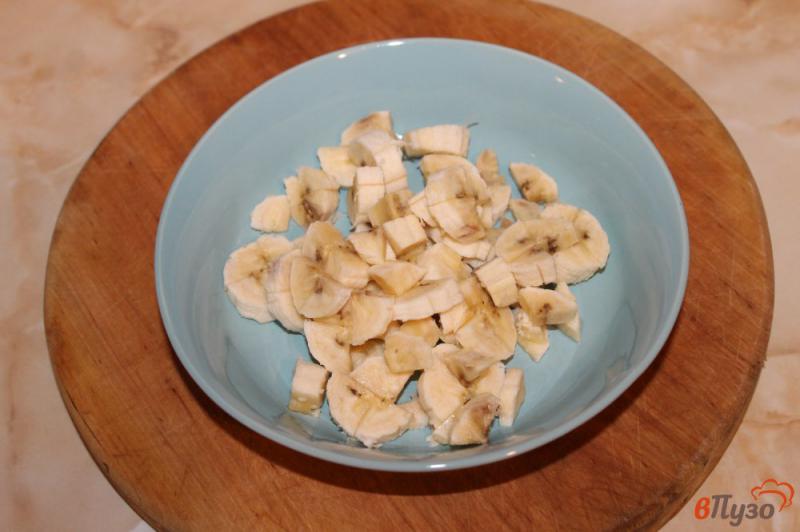 Фото приготовление рецепта: Сладкие блины с орехами бананом и шоколадной пастой шаг №2