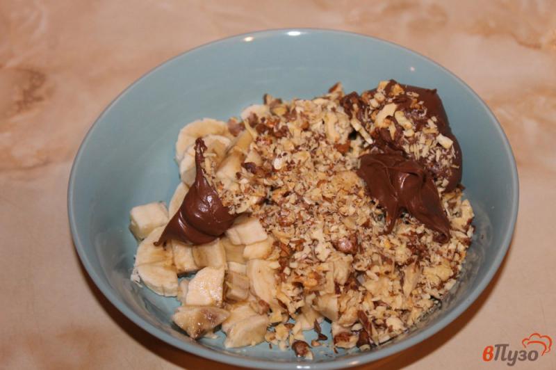 Фото приготовление рецепта: Сладкие блины с орехами бананом и шоколадной пастой шаг №4