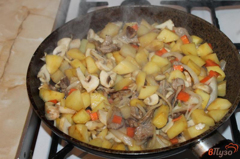 Фото приготовление рецепта: Запеченный картофель с грибами и свининой в соусе шаг №4