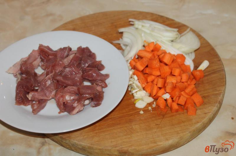 Фото приготовление рецепта: Запеченный картофель с грибами и свининой в соусе шаг №2