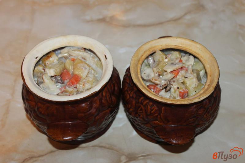 Фото приготовление рецепта: Запеченный картофель с грибами и свининой в соусе шаг №6