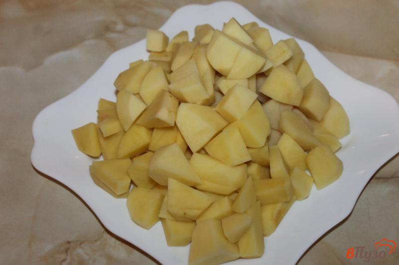 Фото приготовление рецепта: Запеченный картофель с грибами и свининой в соусе шаг №1