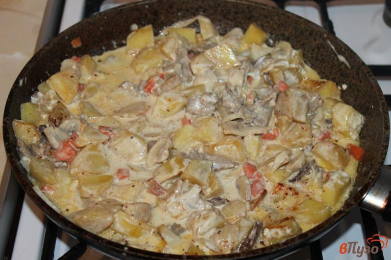 Фото приготовление рецепта: Запеченный картофель с грибами и свининой в соусе шаг №5