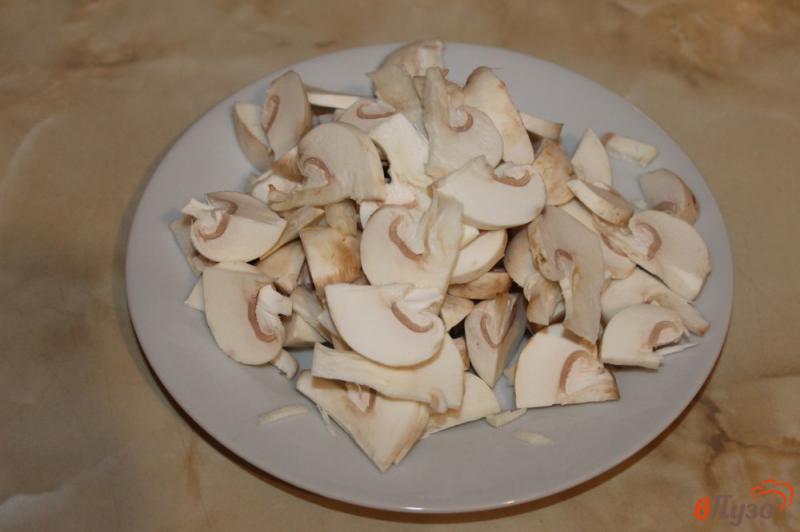 Фото приготовление рецепта: Запеченный картофель с грибами и свининой в соусе шаг №3