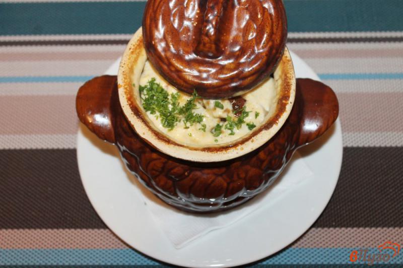 Фото приготовление рецепта: Запеченный картофель с грибами и свининой в соусе шаг №8