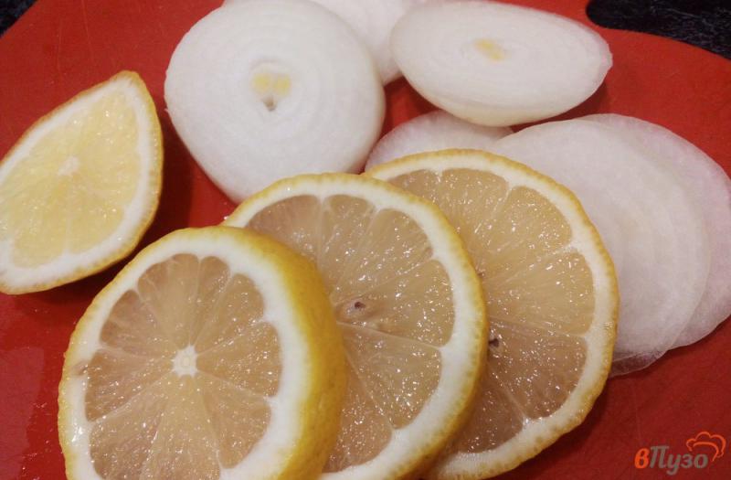 Фото приготовление рецепта: Сом с приправой, лимоном и луком шаг №5