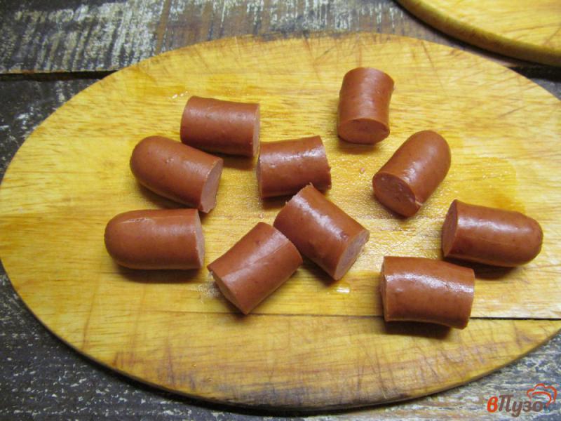 Фото приготовление рецепта: Шашлычки из сосиски на салате из кус-куса шаг №6