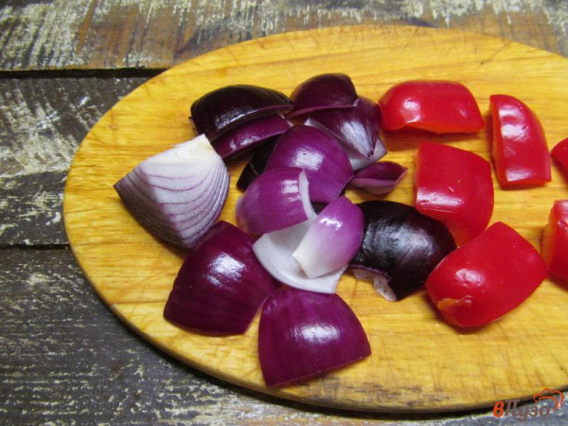 Фото приготовление рецепта: Шашлычки из сосиски на салате из кус-куса шаг №7