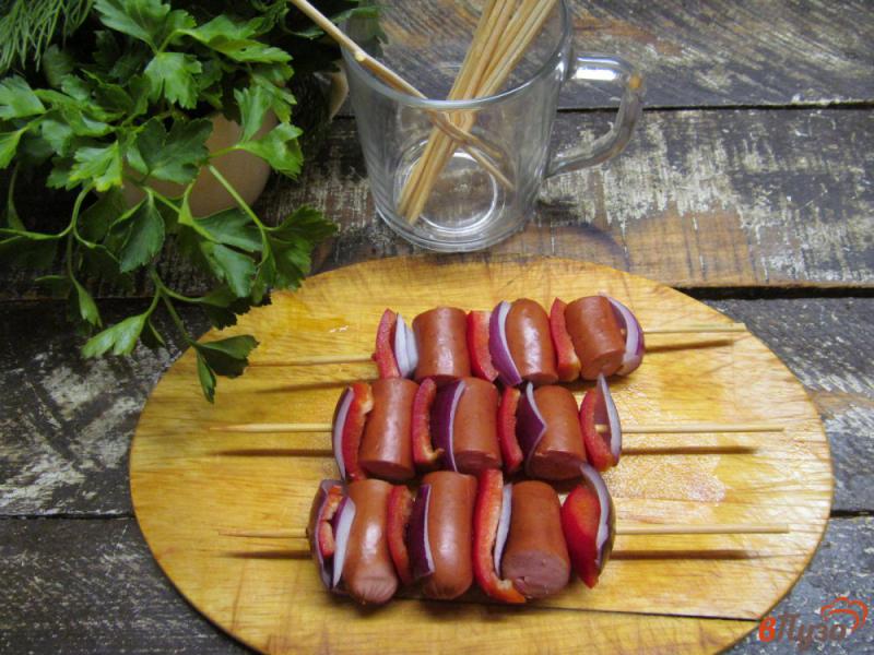 Фото приготовление рецепта: Шашлычки из сосиски на салате из кус-куса шаг №8