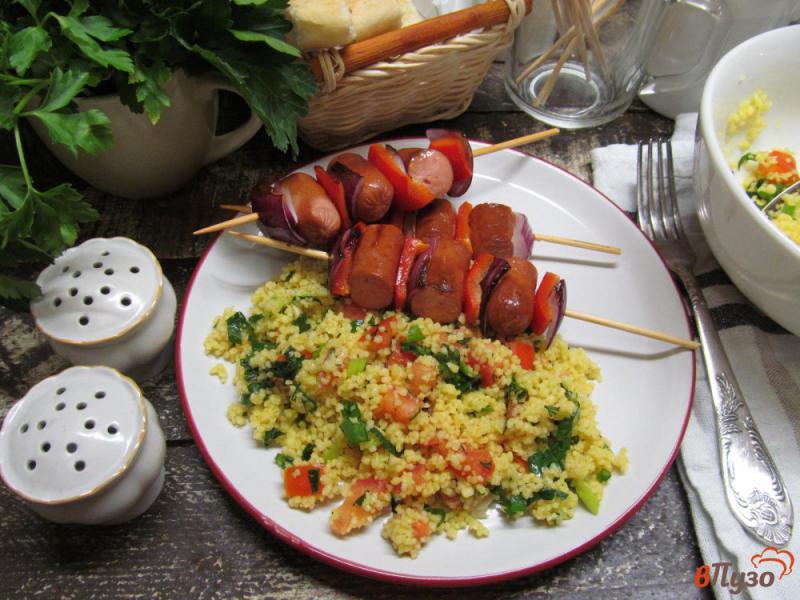 Фото приготовление рецепта: Шашлычки из сосиски на салате из кус-куса шаг №10