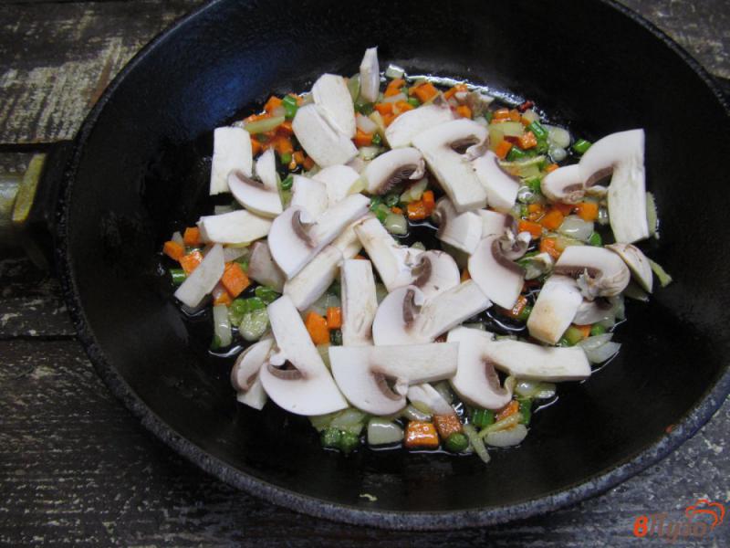 Фото приготовление рецепта: Жареный рис с грибами и яйцом шаг №2