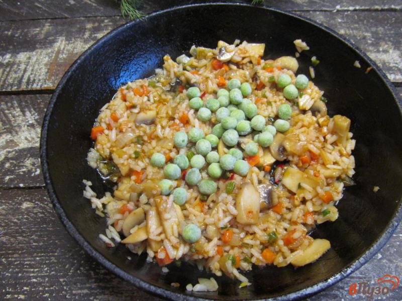 Фото приготовление рецепта: Жареный рис с грибами и яйцом шаг №5