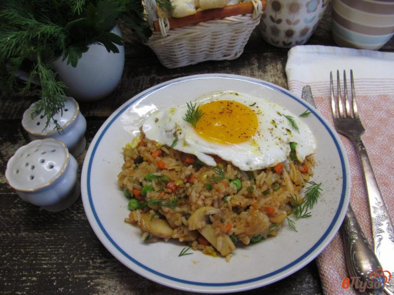 Фото приготовление рецепта: Жареный рис с грибами и яйцом шаг №6