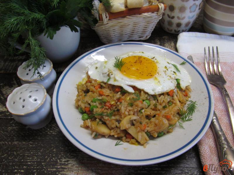 Фото приготовление рецепта: Жареный рис с грибами и яйцом шаг №7