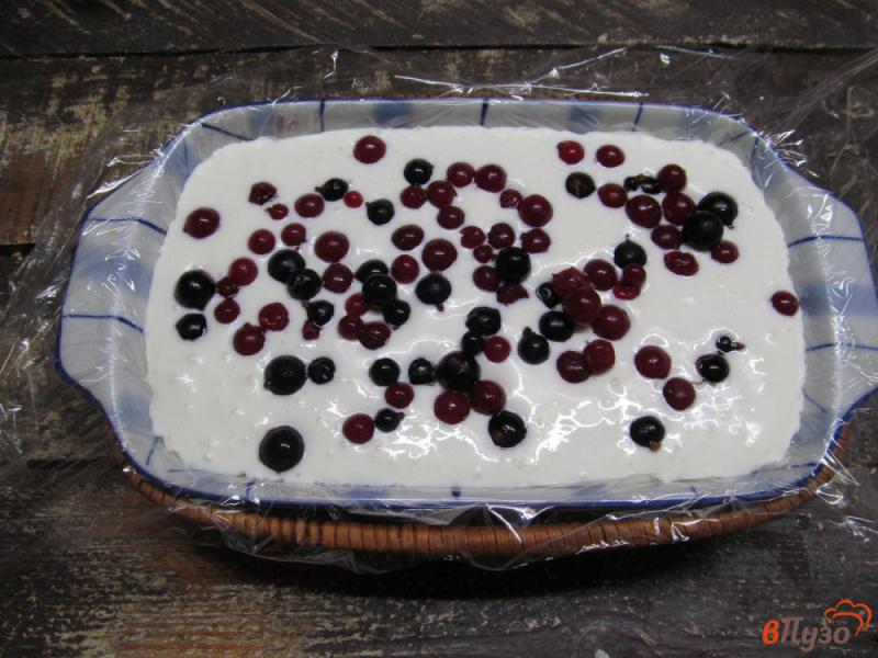 Фото приготовление рецепта: Творожный десерт с ягодами без выпечки шаг №8
