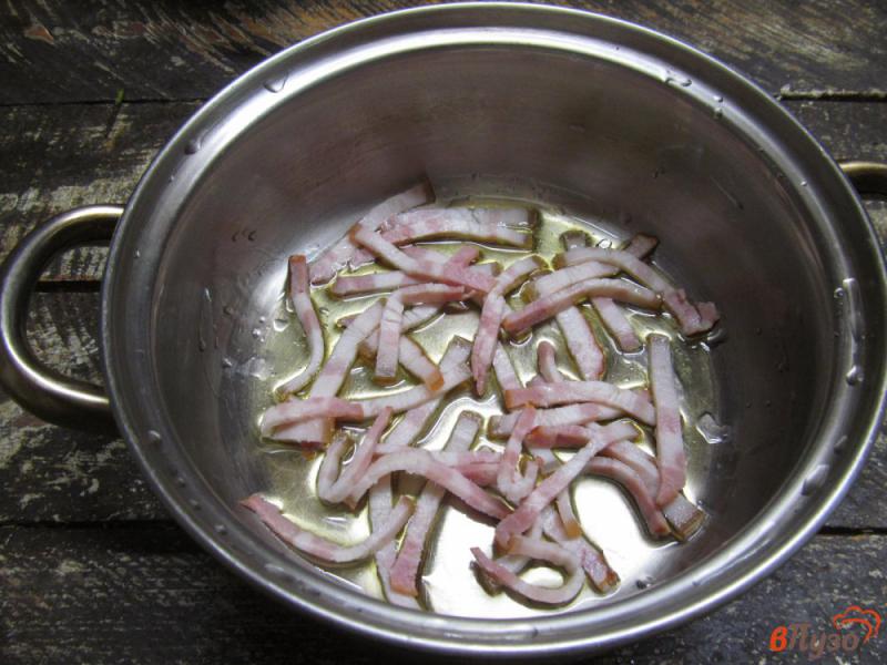 Фото приготовление рецепта: Томатный суп с грибами и фасолью на беконе шаг №1