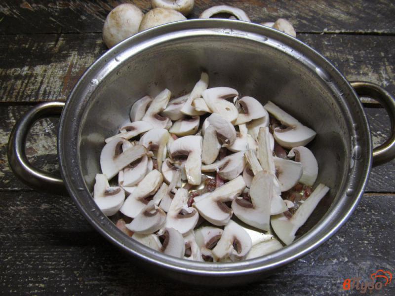 Фото приготовление рецепта: Томатный суп с грибами и фасолью на беконе шаг №2