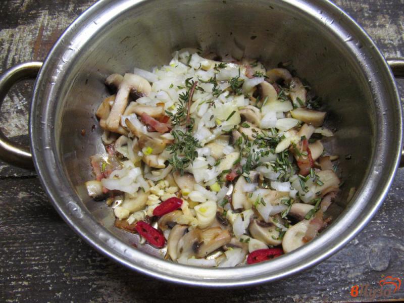 Фото приготовление рецепта: Томатный суп с грибами и фасолью на беконе шаг №3