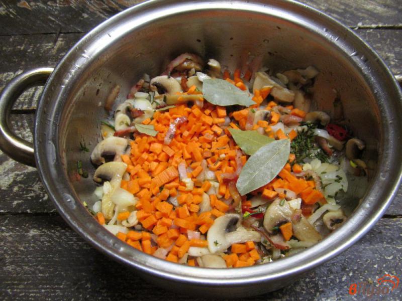 Фото приготовление рецепта: Томатный суп с грибами и фасолью на беконе шаг №4