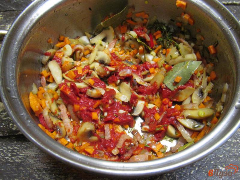 Фото приготовление рецепта: Томатный суп с грибами и фасолью на беконе шаг №5