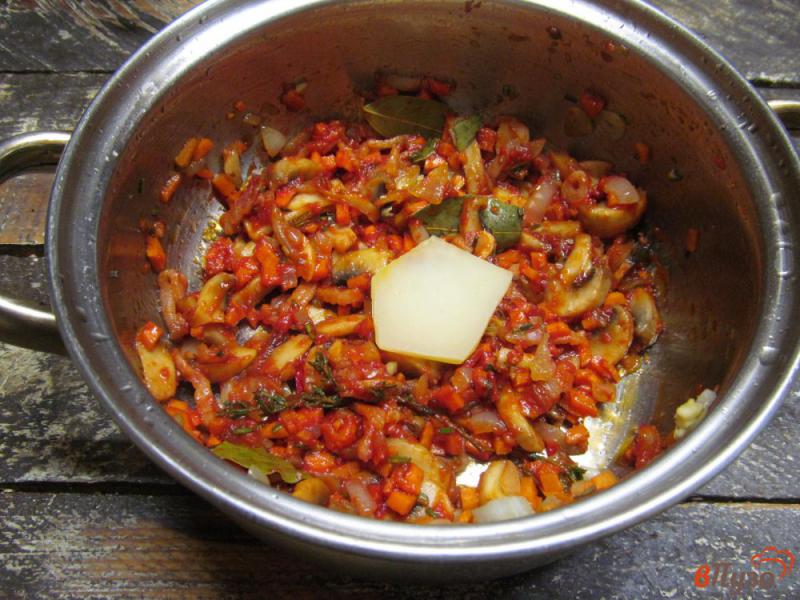 Фото приготовление рецепта: Томатный суп с грибами и фасолью на беконе шаг №6