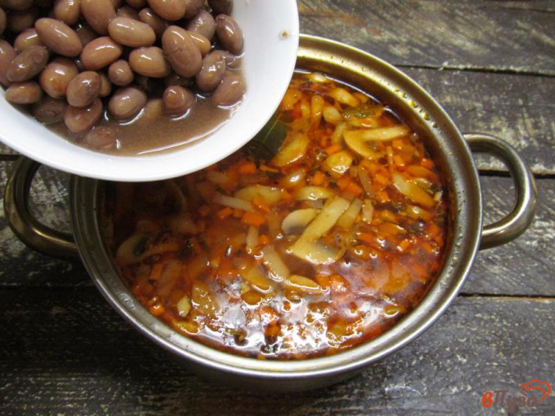 Фото приготовление рецепта: Томатный суп с грибами и фасолью на беконе шаг №8
