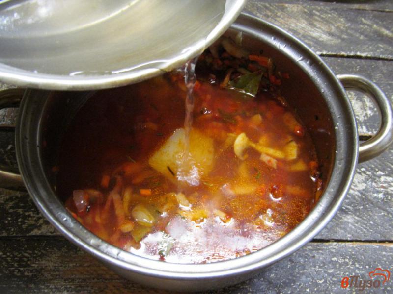 Фото приготовление рецепта: Томатный суп с грибами и фасолью на беконе шаг №7